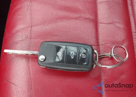 2013 Volkswagen Beetle 2.0T z USA, uszkodzony, nr VIN 3VW8S7AT1DM825656